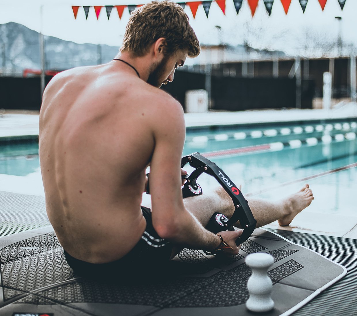 ROLL Recovery R8 Deep Tissue Massage Roller (Carbon Black)